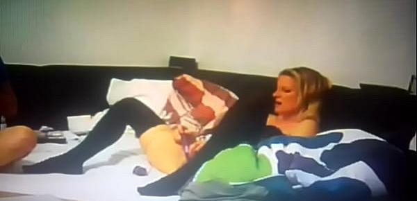 Pärchen Seine blonde Freundin ist wieder geil und masturbiert sich ihre schöne kleine saftige Vot3e71ze mit Vibrator Toy